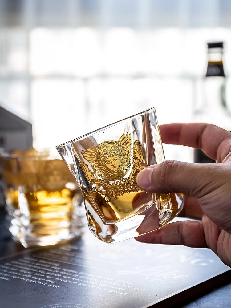 Medusa Gold Head geschilderd w - Wine In Beer Glass recensie en prijs